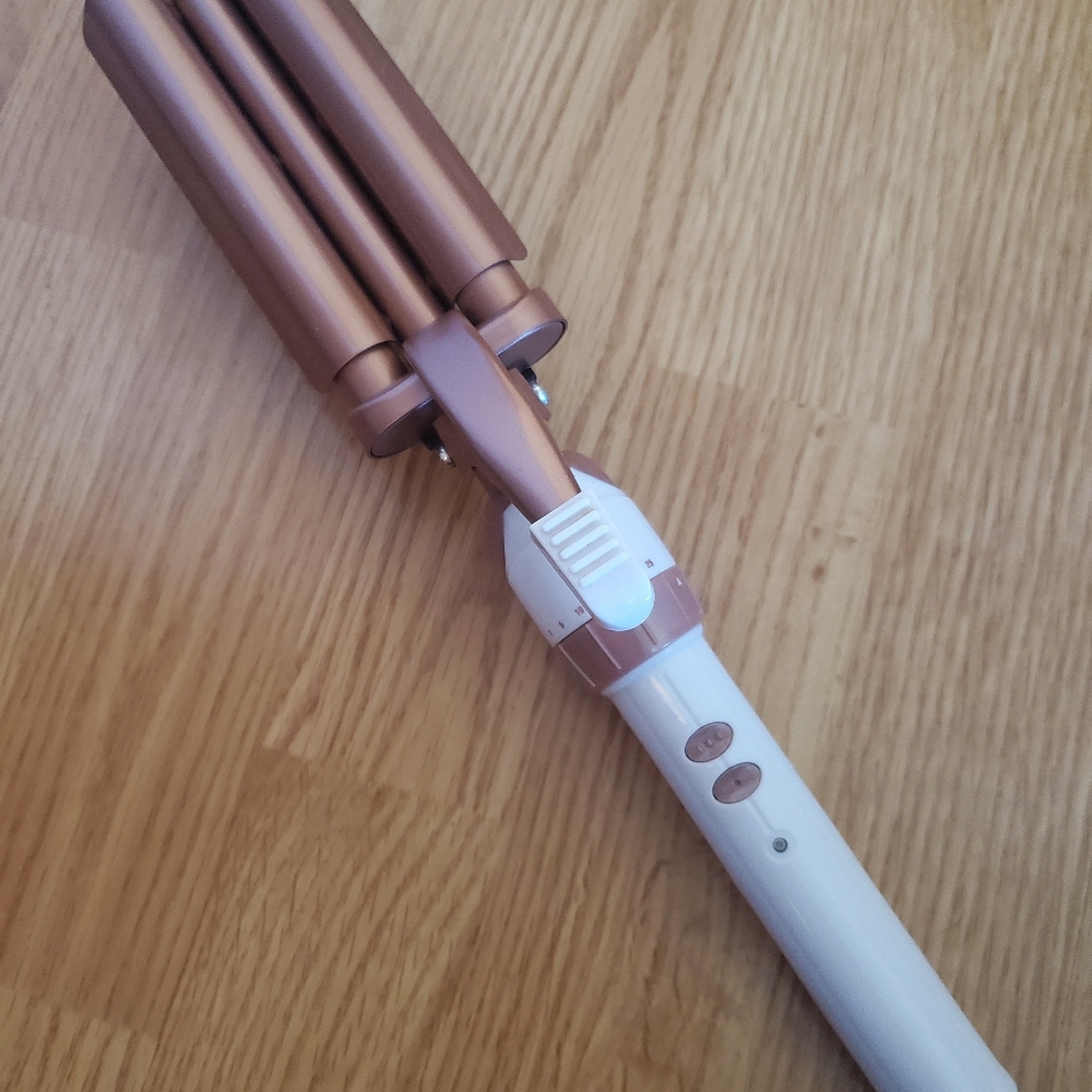 Triple Barrel Wave Iron in White and Rose Gold – Professional Hair Waver